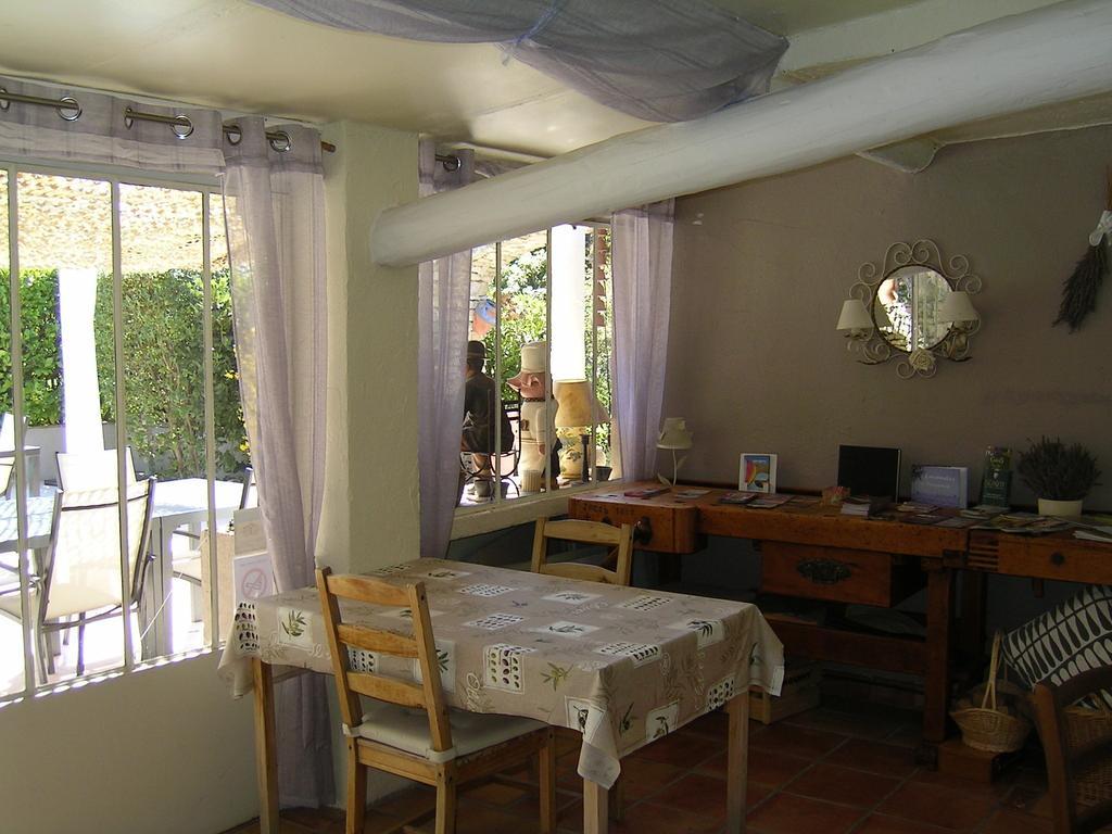 Mas La Provence Acomodação com café da manhã LʼIsle-sur-la-Sorgue Exterior foto